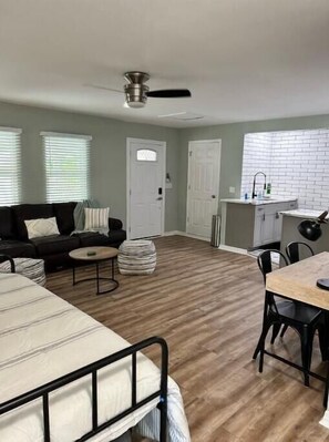 Smart TV, books - Alderman Park Abode (Jacksonville)