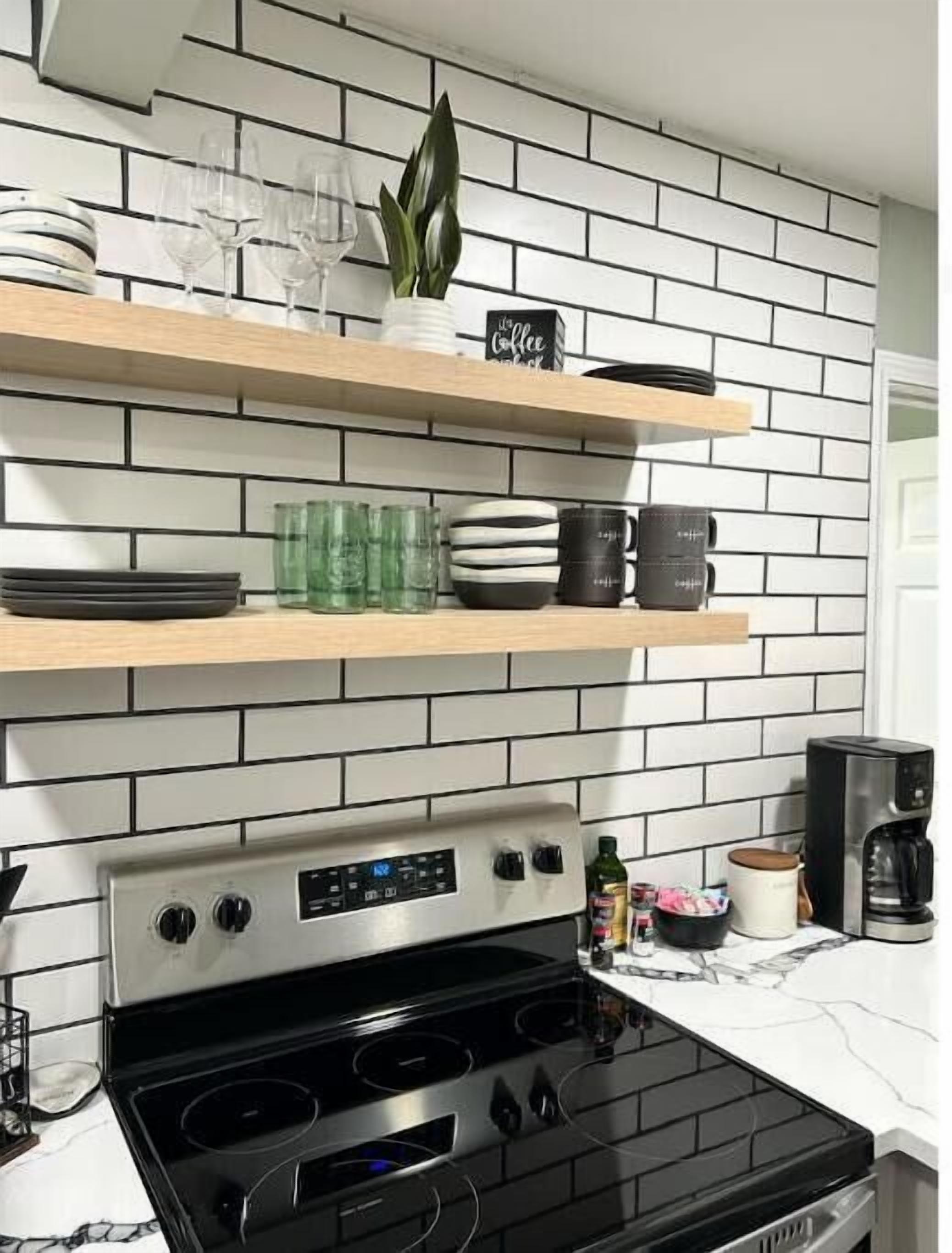 冷蔵庫、電子レンジ、オーブン、コンロ