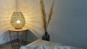A wooden table with a 'HOME' sign, a lamp, and pampas grass in a vase. - Appartement Nature by Reine DU SUD au Coeur de Narbonne (Narbonne)