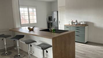 Een koelkast, een microgolfoven, een oven, een kookplaat