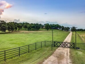 Sports court - Hilltop Ranch-Pool (Valley View)