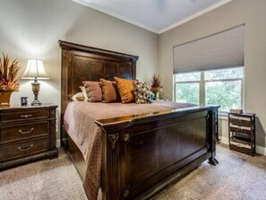 4 bedrooms, desk, soundproofing, iron/ironing board
