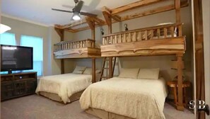 4 bedrooms, desk, soundproofing, iron/ironing board - Hilltop Ranch-Pool (Valley View)