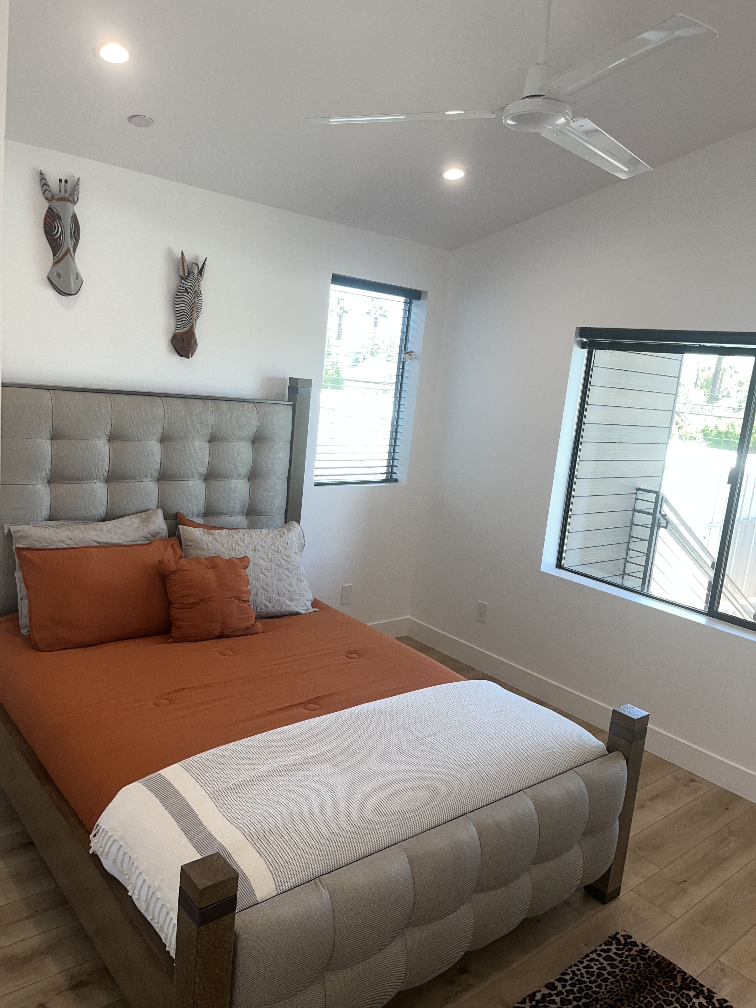 Luxury 2 Bd!! Privacy and Convenience Near Downtown with Great Skyline Views!!