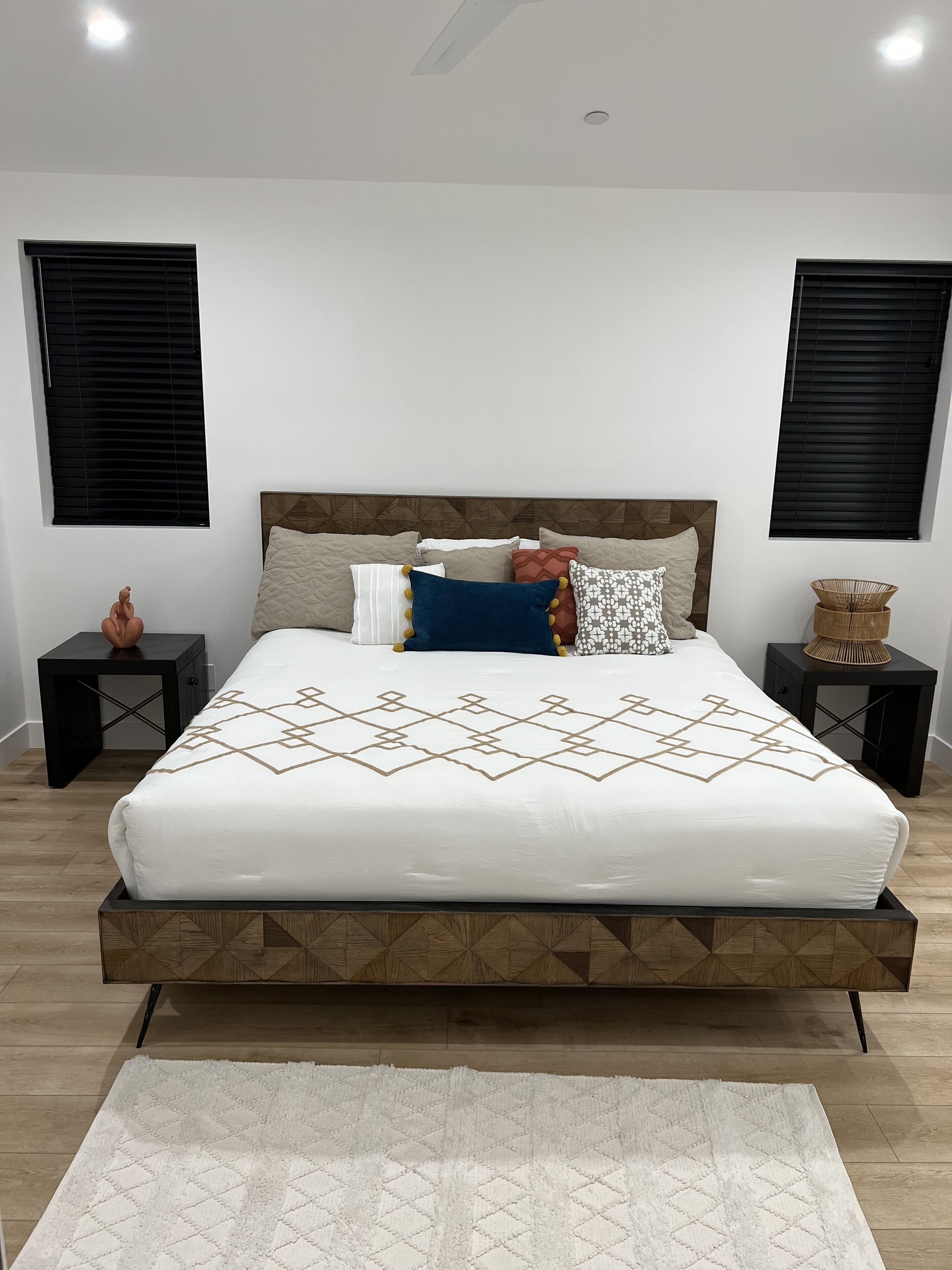 Luxury 2 Bd!! Privacy and Convenience Near Downtown with Great Skyline Views!!