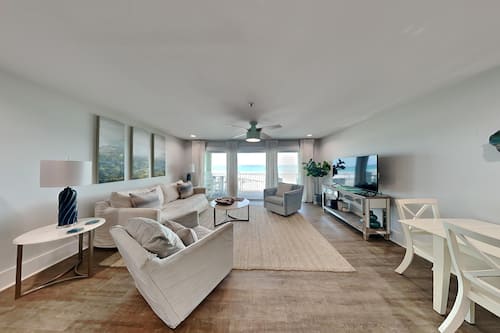 Apartment, Mehrere Betten, Balkon, Meerblick (#205) | Wohnbereich | 40-Zoll-Flachbildfernseher mit Digitalempfang, Fernseher