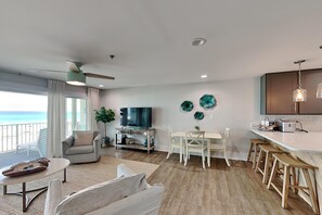 Condo, varias camas, balcón, vista al océano (#205) | Área de sala de estar | Televisión de pantalla plana de 40 pulgadas con canales digitales 