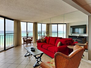 Appart'hôtel, 1 très grand lit, bain à remous, vue océan (Leeward 603 - No Pets) | Coin séjour | Télévision à écran plat de 42 pouces avec chaînes numériques