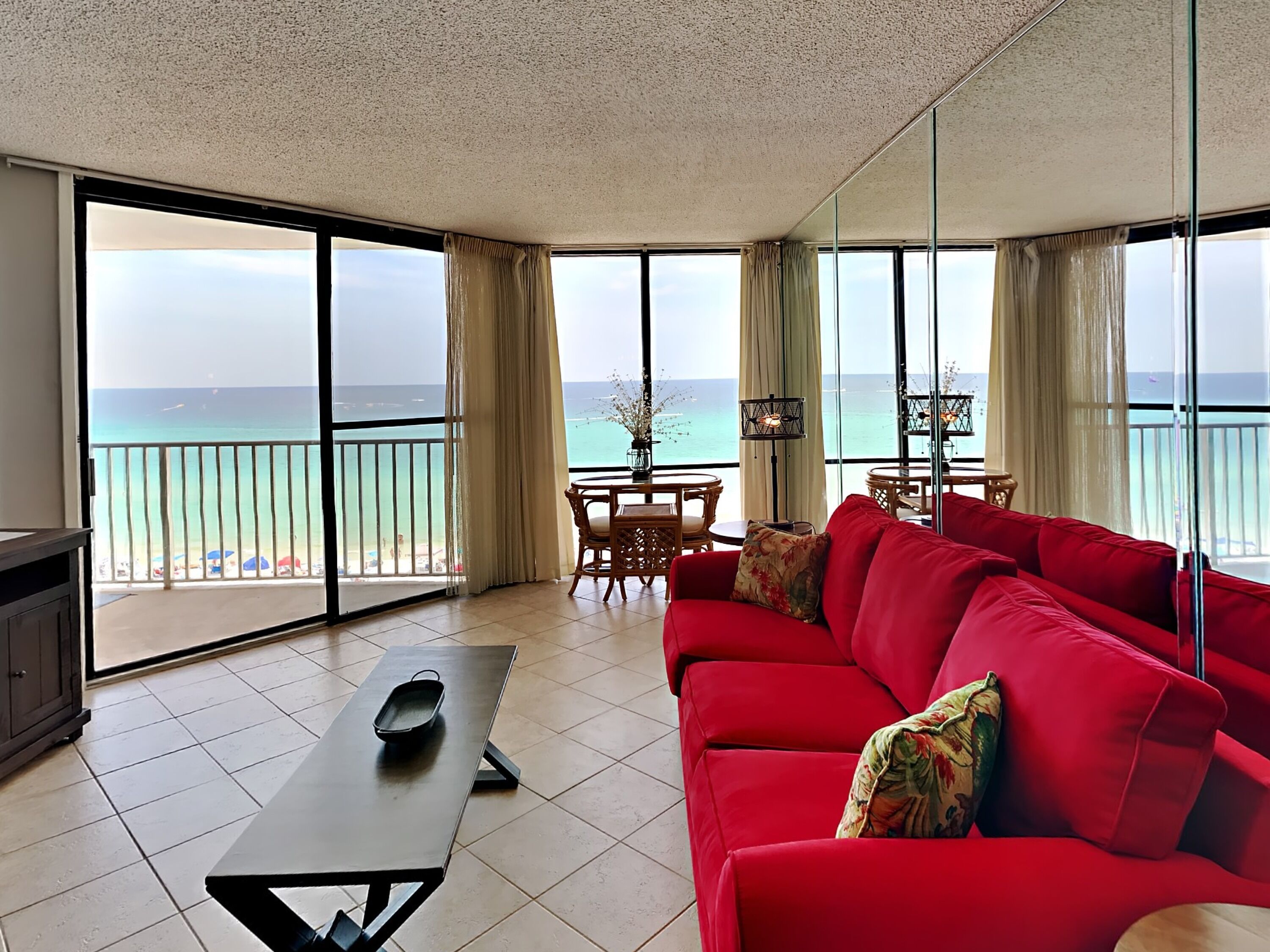 公寓客房, 1 張特大雙人床, 熱水浴缸, 海景 (Leeward 603 - No Pets) | 起居區 | 42-吋平面電視，提供數位頻道