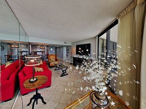 Condo, 1 très grand lit, baignoire à remous, vue sur l’océan (Leeward 603 - No Pets) | Intérieur