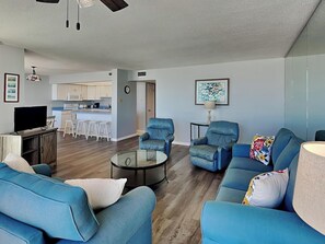 Lägenhet - flera sängar - balkong - havsutsikt (Leeward 206 - No Pets) | Vardagsrum | 42-tums platt-tv med digitalkanaler