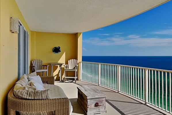 คอนโด, หลายเตียง, ระเบียง, วิวทะเล (#2208) | บริเวณที่พัก