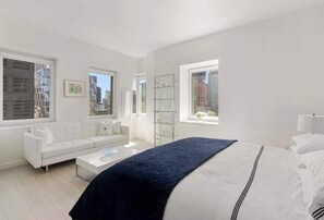 4 habitaciones, escritorio y tabla de planchar con plancha
