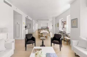 TV, offices - Luxury 4BRM 3 1/2 Bathrooms 2500 sqft Penthouse•Walk to Times Square (New York)
