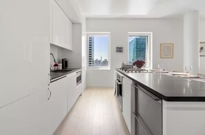 Fridge, microwave, oven, stovetop - Luxury 4BRM 3 1/2 Bathrooms 2500 sqft Penthouse•Walk to Times Square (New York)