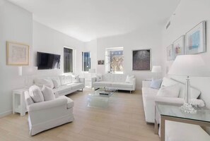 TV, offices - Luxury 4BRM 3 1/2 Bathrooms 2500 sqft Penthouse•Walk to Times Square (New York)