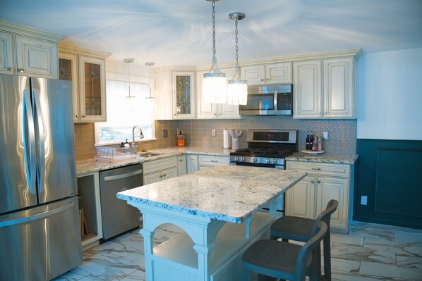 Fridge, microwave, oven, stovetop - 3BR/2BA Chic and Tranquil Magnolia House Near Boston (Everett)