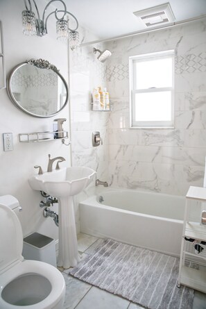 Sèche-cheveux, serviettes fournies