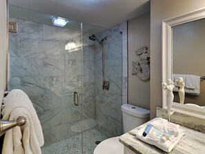 Apartment, Mehrere Betten, Balkon, Meerblick | Badezimmer | Kostenlose Toilettenartikel, Handtücher, Toilettenpapier