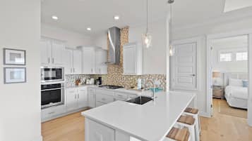 Condo, Multiple Beds, Patio | Private kitchen | Fridge, microwave, oven, stovetop