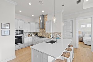Appartamento, letti multipli, patio | Cucina privata | Macchina per tè/caffè, frigorifero, microonde, forno