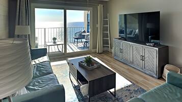 Condo, várias camas, sacada, vista para o oceano | Área de estar | TV de tela plana 40 polegadas com canais digitais, TV