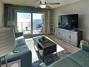 Condo, várias camas, sacada, vista para o oceano | Área de estar | TV de tela plana 40 polegadas com canais digitais, TV