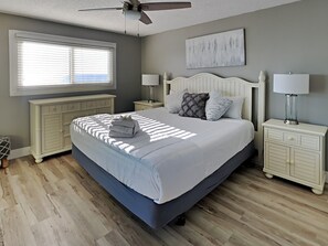 Condo, varias camas, balcón, vista al océano | 2 habitaciones, decoración personalizada y muebles diferentes 