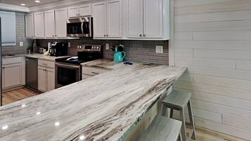 Condo, várias camas, sacada, vista para o oceano | Cozinha privada | Geladeira, micro-ondas, fogão, cooktop