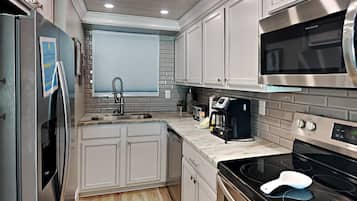 Condo, Multiple Beds, Balcony, Ocean View | Private kitchen | Fridge, microwave, oven, stovetop