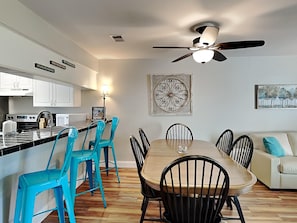 Apartamento, varias camas, patio, vistas a la piscina | Restauración