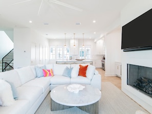 Casa, várias camas, sacada, vista para o oceano | Área de estar | TV de tela plana 40 polegadas com canais digitais, TV