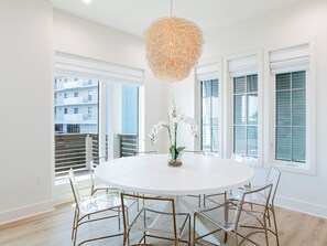 Casa, varias camas, balcón, vista al océano | Restaurantes