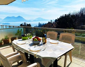 Ein Tisch im Freien mit Blick auf Berge und ein Gewässer.