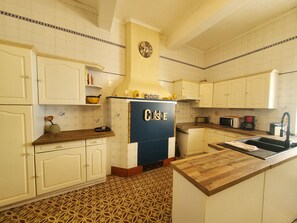 Four, plaque de cuisson, lave-vaisselle, cafetière/bouilloire