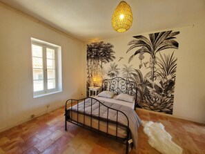 5 bedrooms, bed sheets