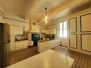 Horno, parrilla de estufa, lavavajillas y cafetera y tetera 