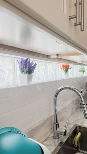 Frigorifero, microonde, piano cottura, macchina per tè/caffè