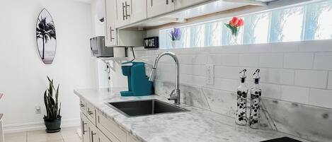 ثلاجة، ميكروويف، موقد طهي مسطح، ماكينة لصنع القهوة/الشاي