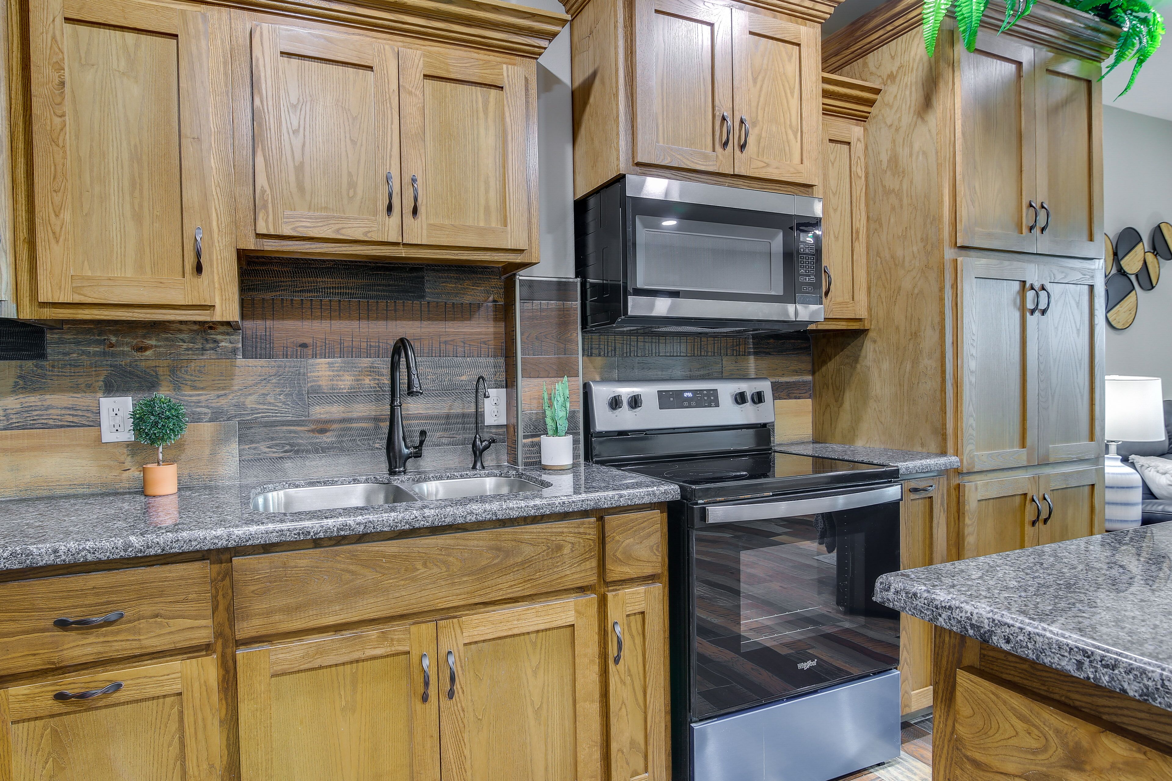 Raymondville Apartment w/ Patio: Near Lakes!