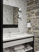 Ducha, secador de pelo, batas, pantuflas