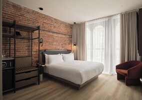 Caja de seguridad en la habitación y tabla de planchar con plancha 