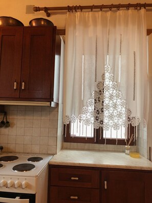 Kühlschrank, Ofen, Wasserkocher mit Kaffee-/Teezubehör, Wasserkocher