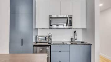 Køleskab, mikrobølgeovn, kaffe-/temaskine, brødrister