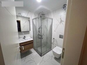 BIANCA SUIT | Baño | Pantuflas y toallas