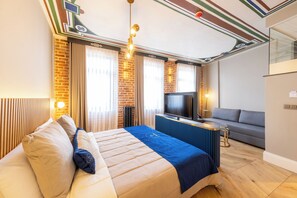 Desk, laptop workspace, soundproofing - Balo Suite Hotel (Istanbul)