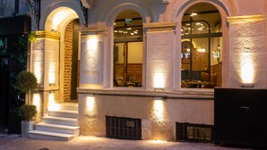 Entrada de hotel com uma placa indicando 'HOTEL BALO'.