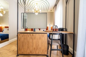Desk, laptop workspace, soundproofing - Balo Suite Hotel (Istanbul)