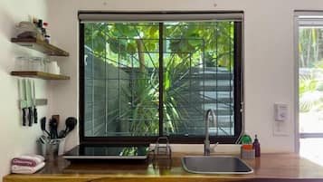 Refrigerador, parrilla de estufa, cafetera y tetera y tostadora