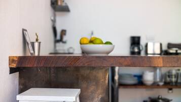 Køleskab, kogeplade, kaffe-/temaskine, brødrister